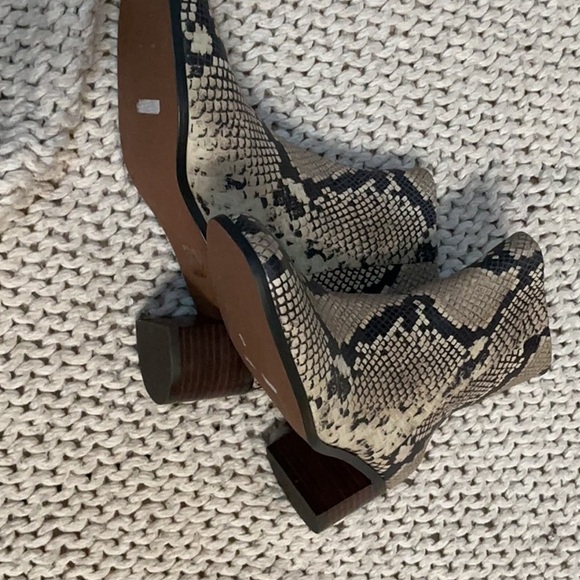 Madewell Cream and Black Ankle Booties Sleek Design - Picture 2 of 4